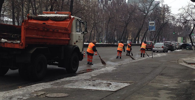 Триває поточний ремонт доріг та вулиць Подільського району (фото)