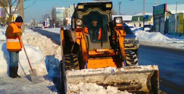 Комунальні підприємства продовжують прибирати район від снігу (фото)