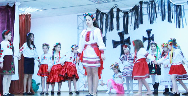 У клубі за місцем проживання «Виноградар» відбувся показ театральної вистави «Любіть Україну» (фото)