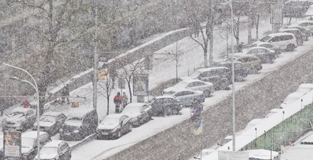 Сьогодні в столиці невеликий сніг, на дорогах місцями ожеледиця