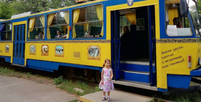 З нагоди Дня Конституції України для сімей із числа загиблих та учасників АТО влаштували прогулянку на екскурсійному трамвайчику (фото)