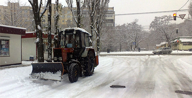 З ночі четверга підприємства КК «Київавтодор» очищують дороги та вулиці столиці від снігу