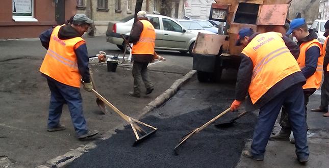 Дорожники Подільського району продовжують роботи з ремонту доріг та вулиць (фото)
