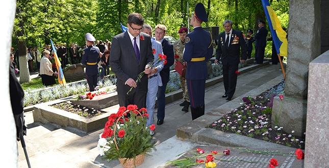 Валентин Мондриївський поклав квіти до могил воїнів-визволителів на Куренівському цвинтарі та до памятного знаку у сквері Червона Пресня (фото)
