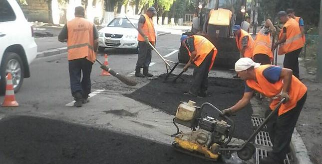Працівники КП ШЕУ Подільського району виконали чергові роботи з ремонту та прибирання вулиць (фото)