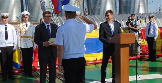 Голова Подільського району привітав командування та екіпаж фрегату «Гетьман Сагайдачний» з 22-ю річницею підняття Військово-Морського прапору на кораблі (фото)