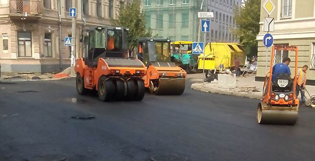 На Подолі шляховики реконструюють вулицю Братську(фото)