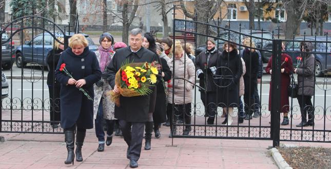 У Подільському районі вшанували пам’ять жертв голодоморів в Україні (фото)