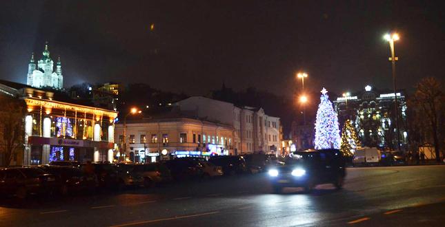У День Святого Миколая у Подільському районі засяяла новорічна ялинка (фото)