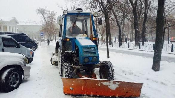 Станом на 9:00 26 січня у Подільському районі прибирають сніг 34 одиниці спеціальної техніки та 466 фахівці підприємств (фото)