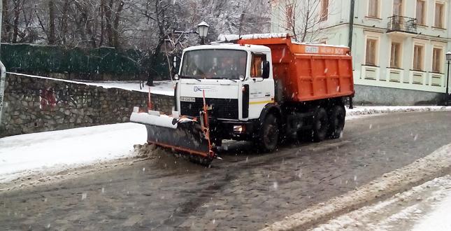 Станом на 15:30 11 лютого у Подільському районі прибирають сніг 39 одиниць спеціальної техніки та 560 фахівців підприємств (фото)