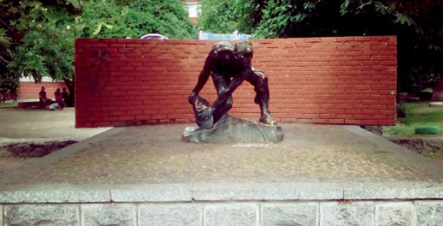 У сквері Червона Пресня демонтували копію скульптури І. Д. Шадра "Булижник – зброя пролетаріату"