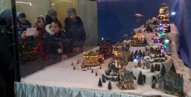 Діти з особливими потребами відвідали Клавдієвську фабрику ялинкових прикрас (фото)