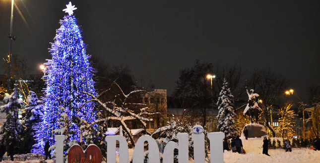 У Подільському районі засяяла новорічна ялинка (фото)
