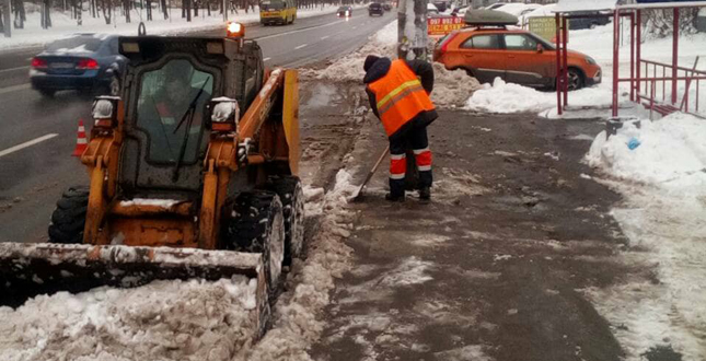 У Подільському районі продовжуються роботи з прибирання снігу (фото)
