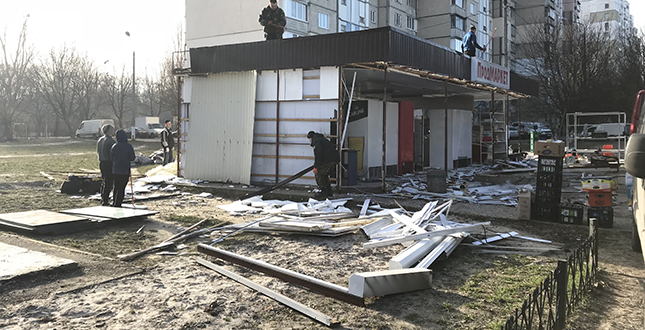 У Подільському районі триває демонтаж незаконних об`єктів торгівлі (фото)