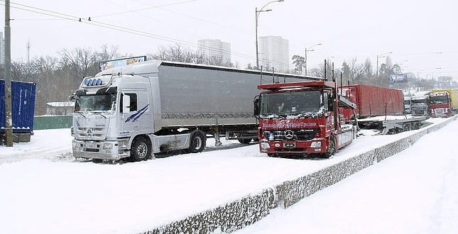У зв'язку із снігопадом з 00:00 18 січня обмежать в'їзд вантажівок до Києва з усіх напрямків