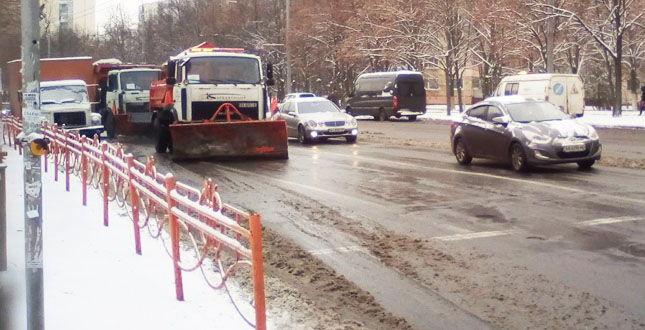Станом на 16.00 у Подільському районі працює 48 одиниць снігоприбиральної техніки та 387 фахівців комунальних підприємств (фото)