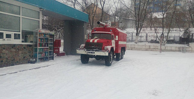 Столичні рятувальники патрулюють засніжений Київ