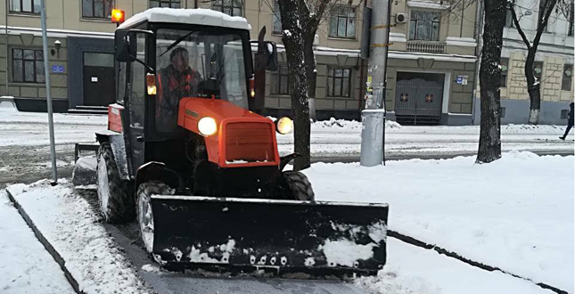 21 березня комунальні служби Подільського району продовжують прибирати територію від снігу (фото)